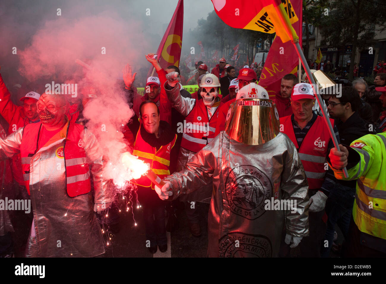 Los manifestantes hacia Monparnase coincidentes durante la manifestación por la defensa del empleo y de la industria. De octubre de 2012, París. Foto de stock