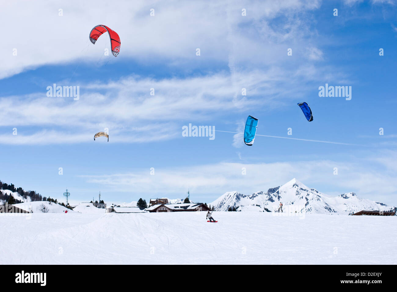 Kitesurf esquí sobre las cimas de las montañas en Austria Foto de stock