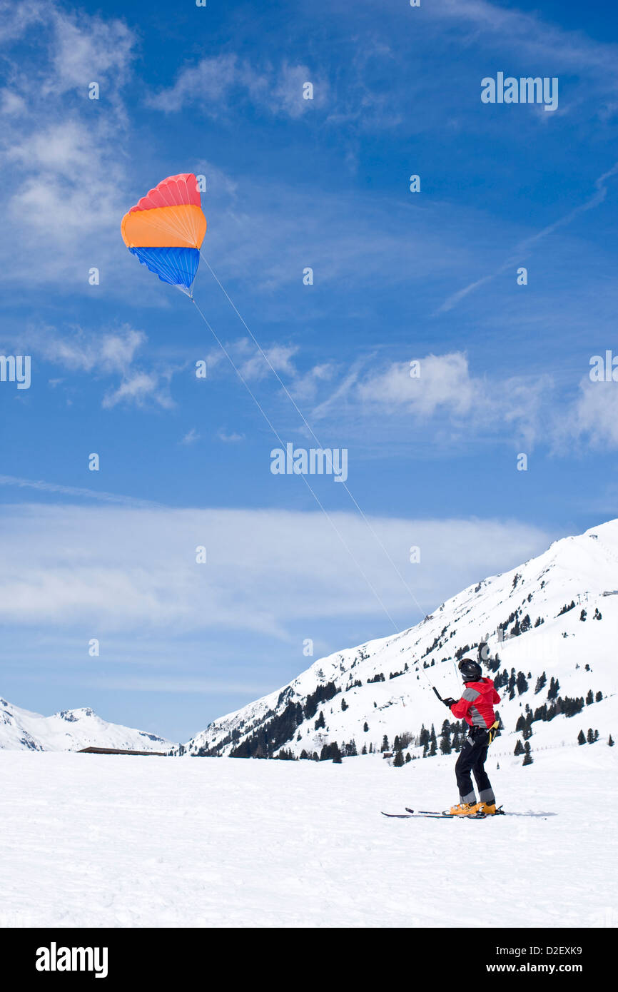 El hombre ensayo cometa en esquís en Austria Foto de stock