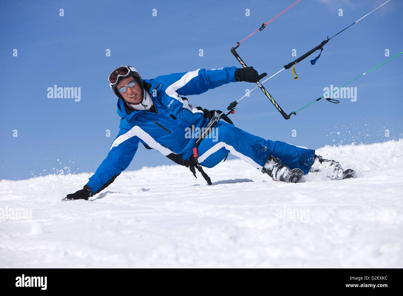 Hombre cometa esquí en azul skiwear, Austria Foto de stock