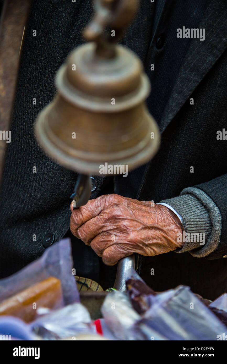 Proveedor de ancianos sonar la campana en su bicicleta para llamar la atención, Delhi, India Foto de stock