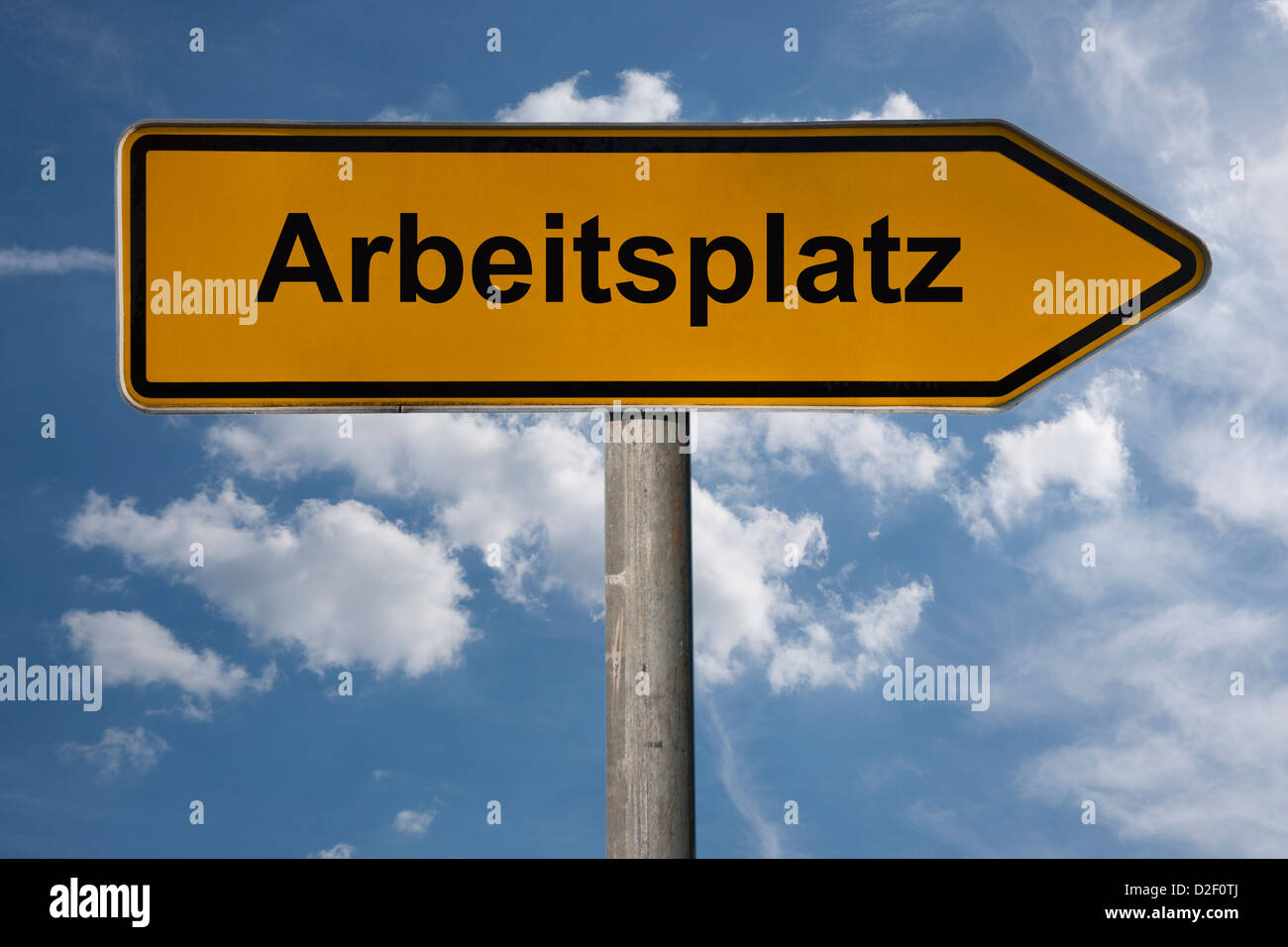 Eines Detailansicht Wegweisers mit der Aufschrift Arbeitsplatz | Detalle foto de un cartel con el título de trabajo en alemán Foto de stock