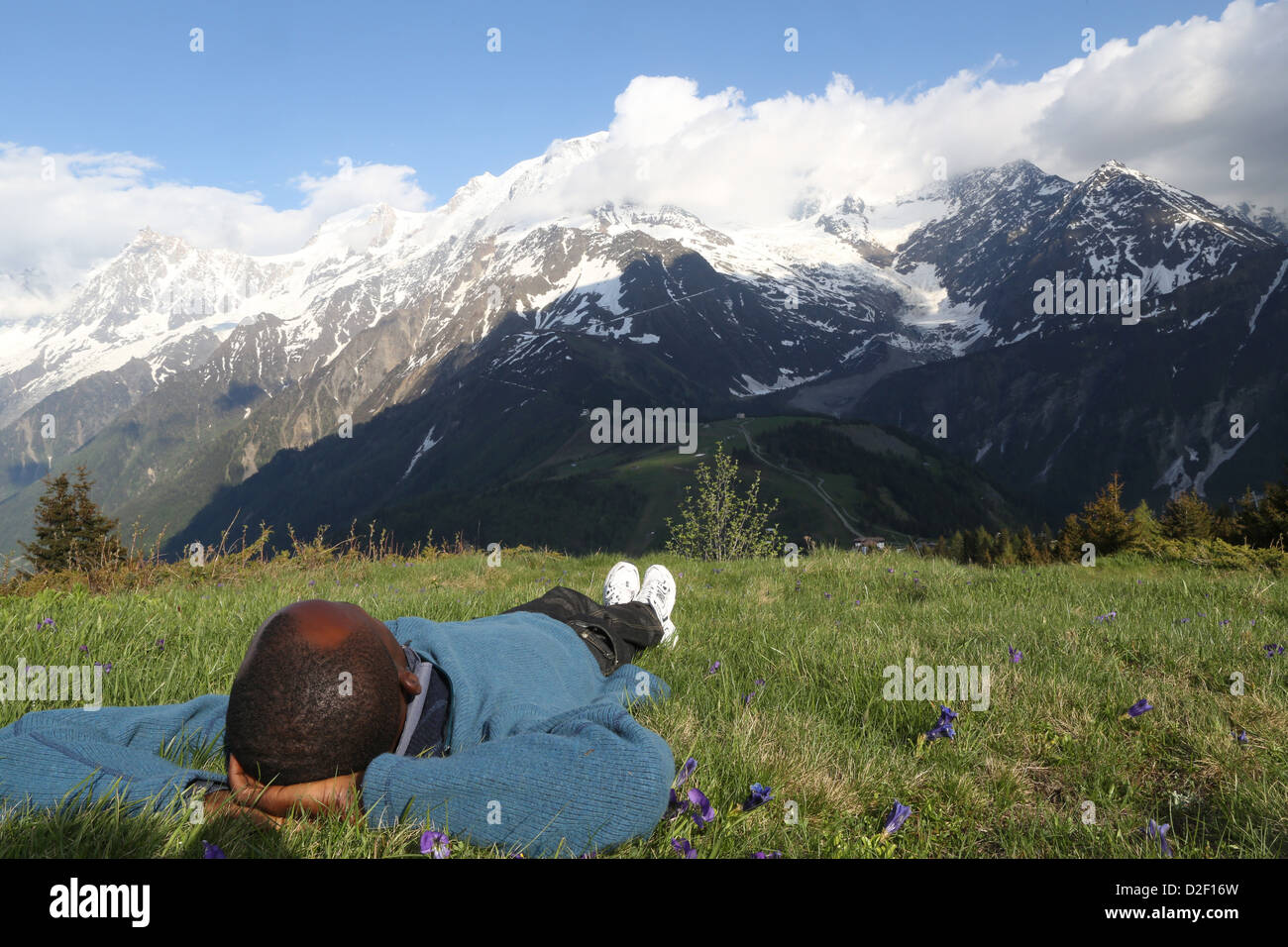 Hombre mirando los Alpes franceses. Francia. Foto de stock