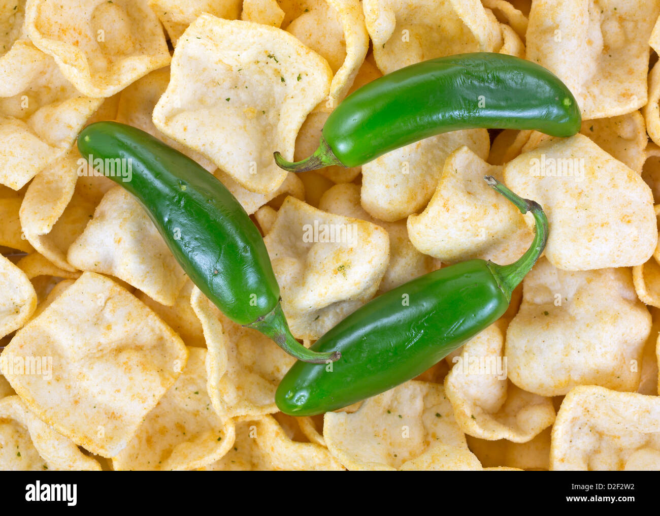 Una vista muy cerca de chile jalapeño encima de papas fritas con aliño de jalapeño. Foto de stock