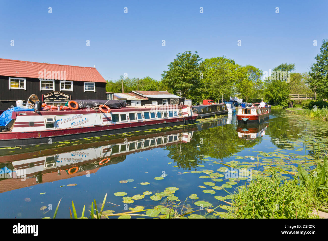 Estrechos botes o barcazas en el canal en Sawley Erewash cerca de Long Eaton, Derbyshire, Inglaterra, GB, Reino Unido, EU, Europa Foto de stock