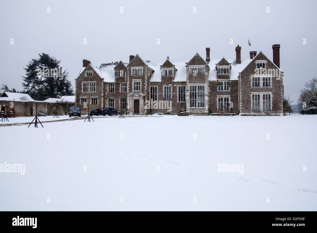 Casa Loseley en la nieve, Compton, Guildford, Surrey, Inglaterra, Reino Unido Foto de stock