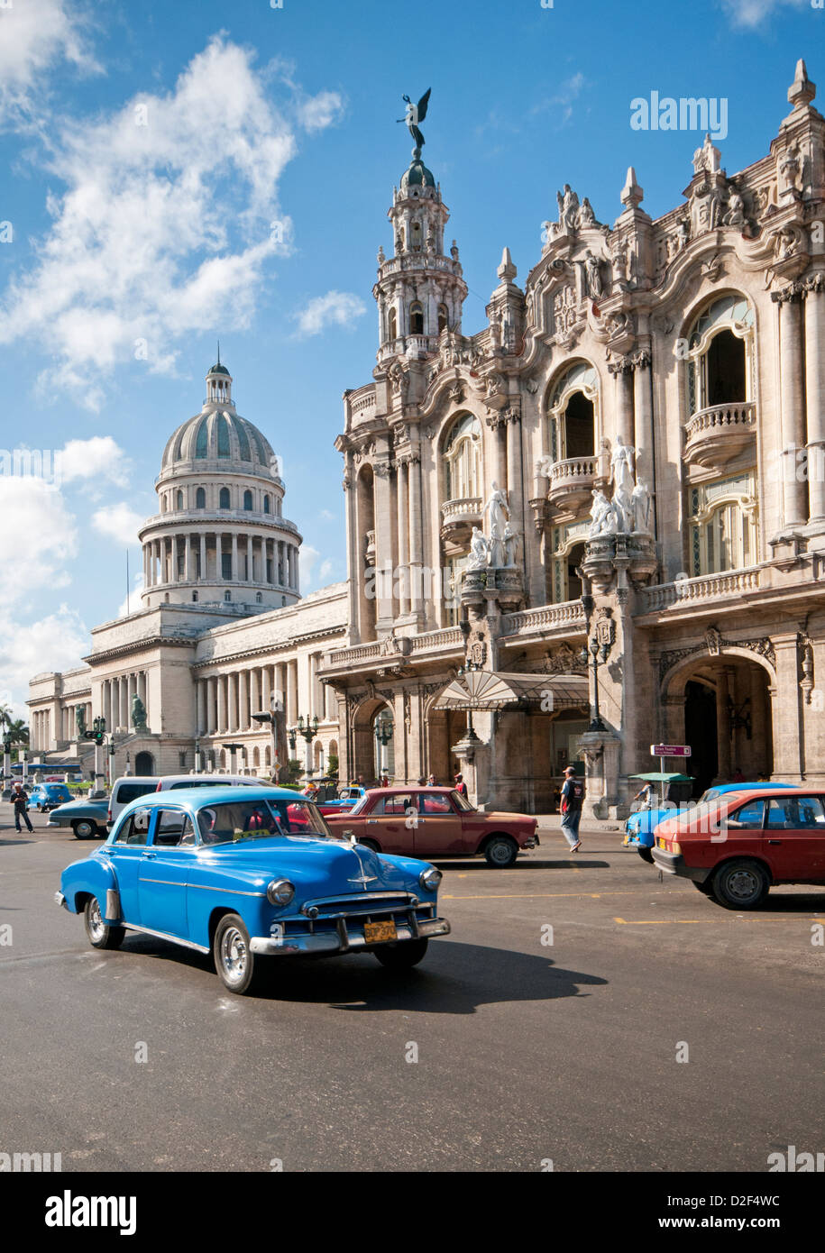 Classic 1950 Coches americanos pasando el edificio del Capitolio y el Gran Teatro de La Habana, el Paseo de Martí, La Habana, Cuba Foto de stock