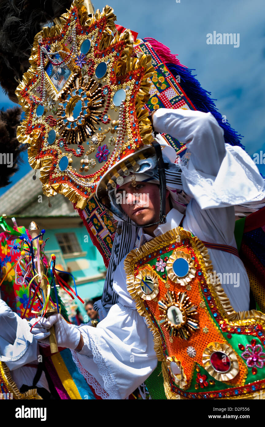 Una joven bailarina (danzantes) participa en el desfile religioso