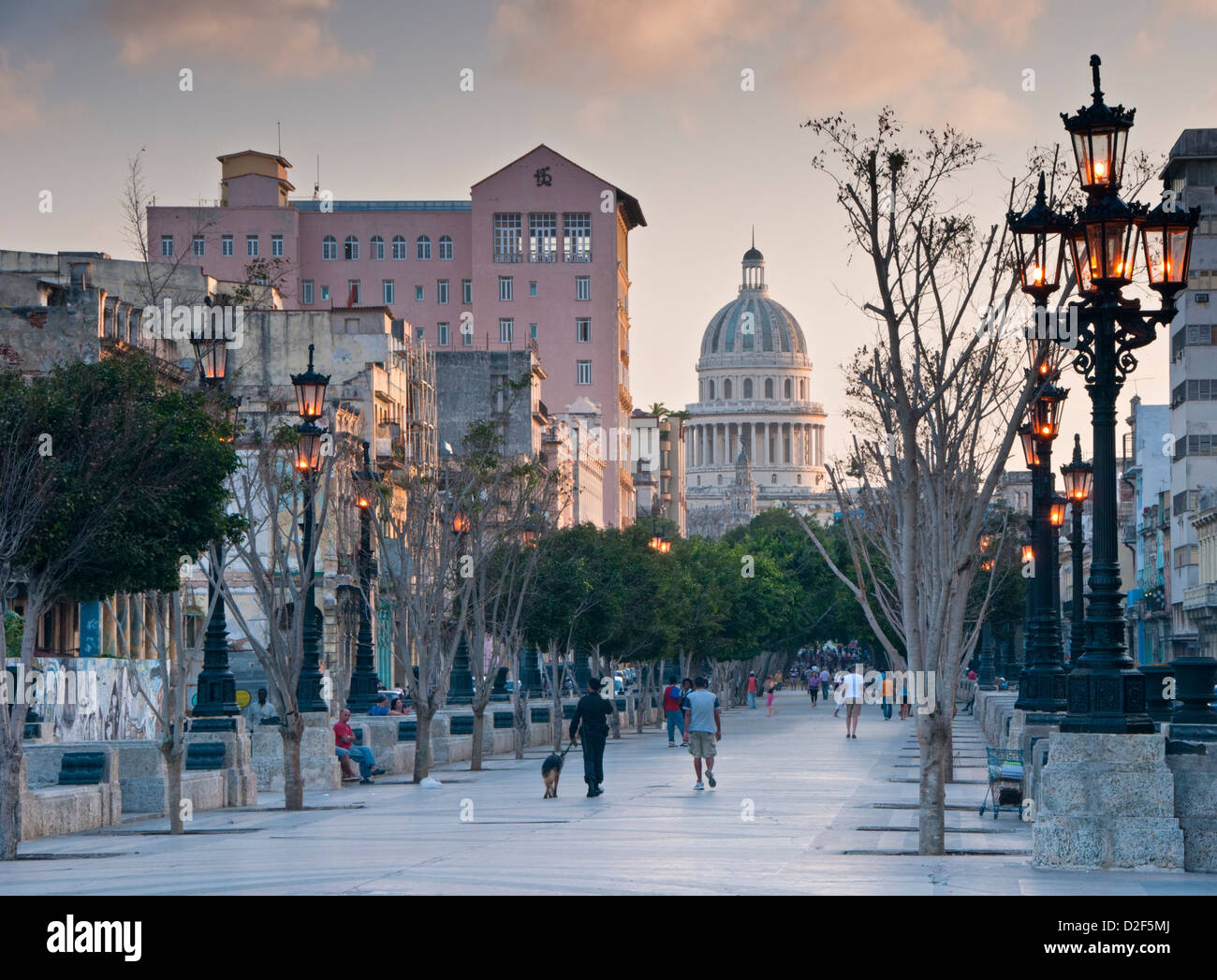 Tonos al atardecer en el Paseo del Prado mirando al edificio del Capitolio, Centro Habana, Habana, Cuba Foto de stock