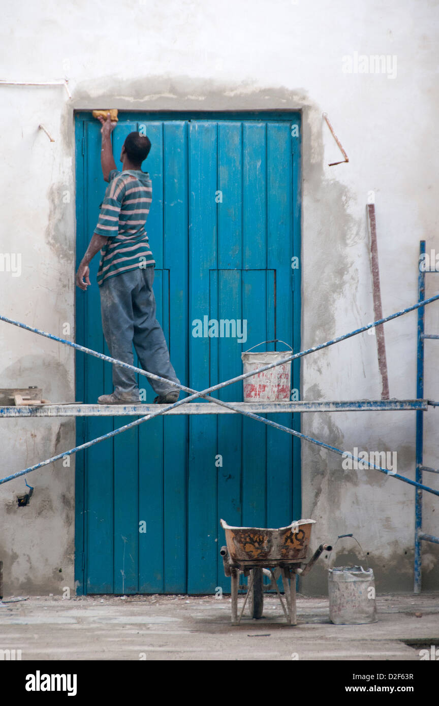 Obrero cubano de realizar reparaciones en el Casco Antiguo, La Habana Vieja, La Habana, Cuba Foto de stock