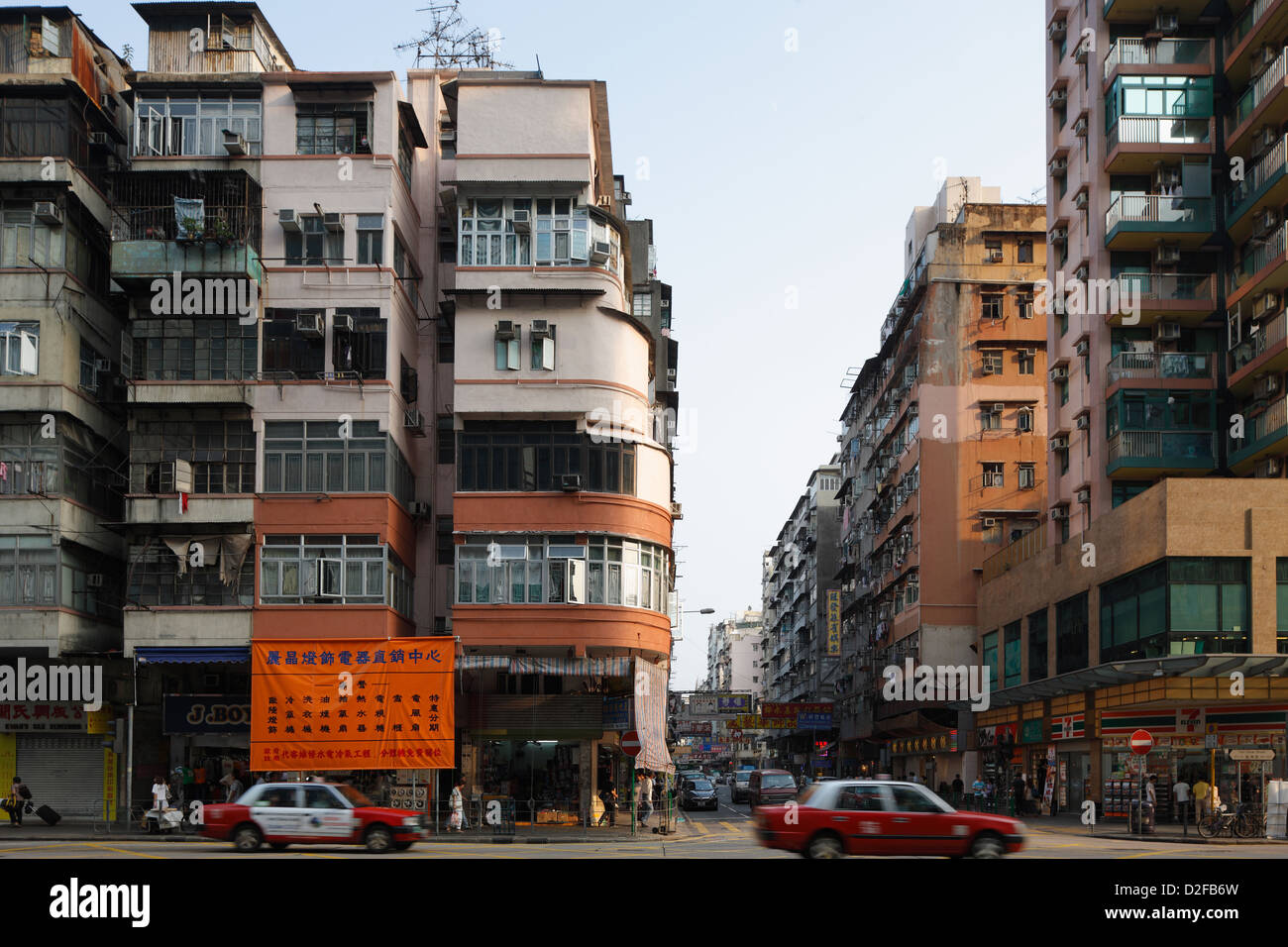 Hong Kong, China, el deterioro de los edificios residenciales en Sham Shui Po Foto de stock