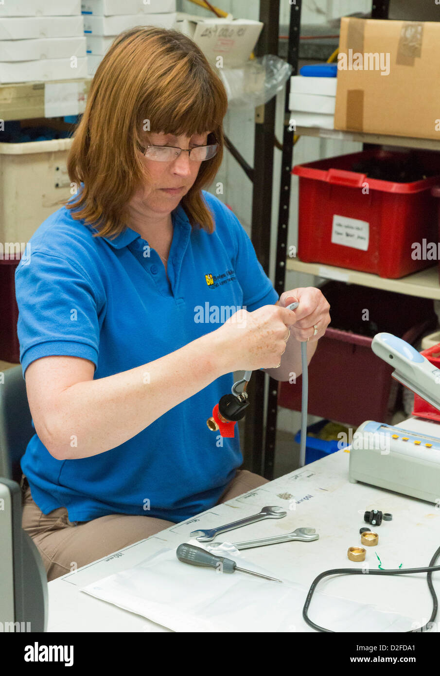 Mujer montaje de interruptores eléctricos de una fábrica. Foto de stock
