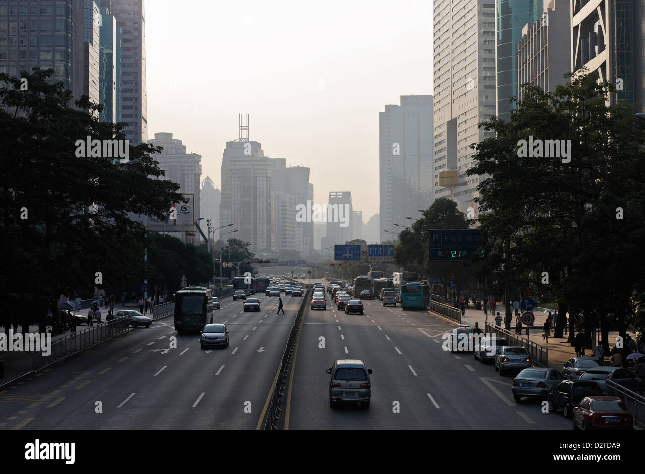 Shenzhen, China, hay coches circulando en el Multi-lane carretera principal en el centro de Shenzhen Foto de stock