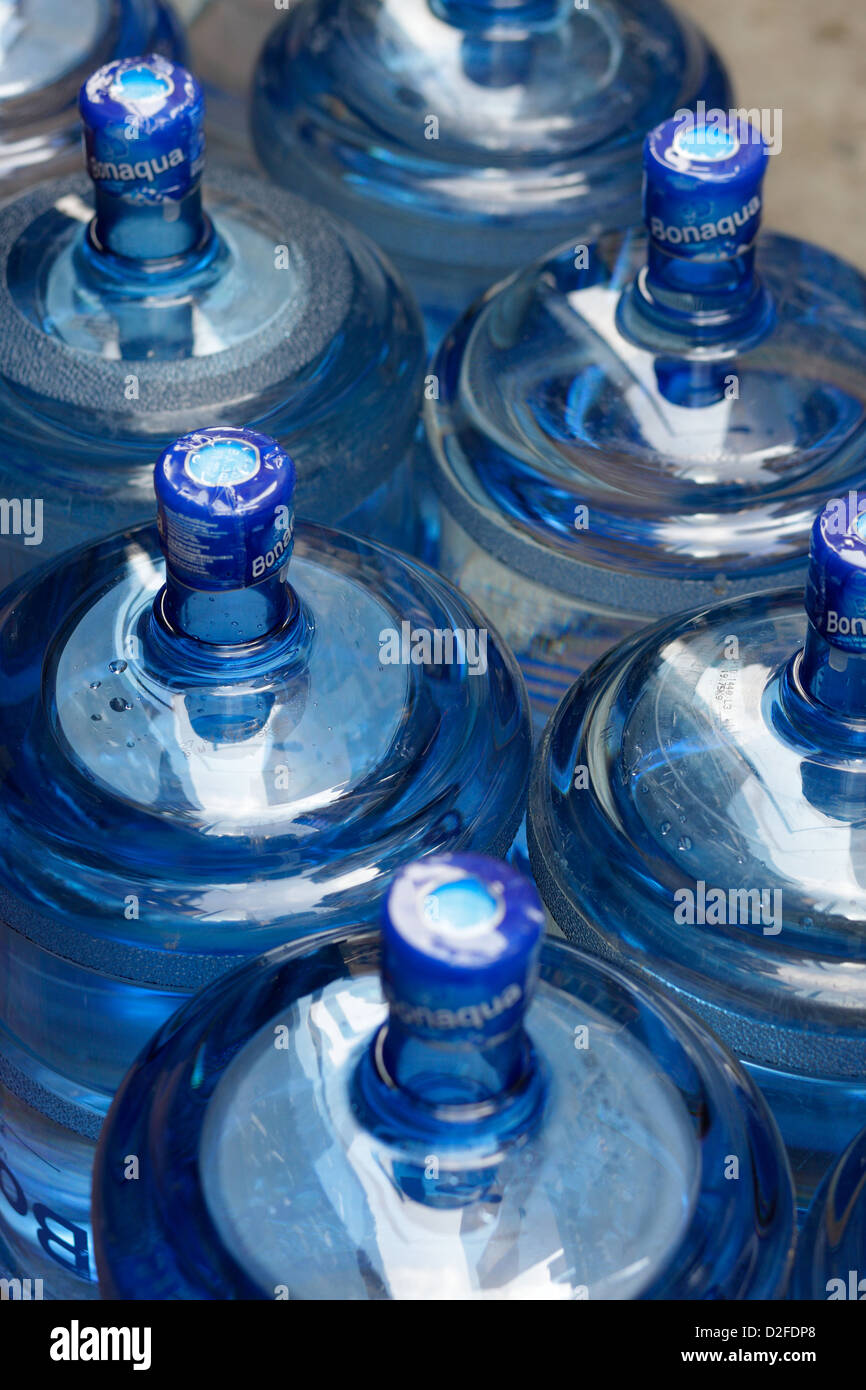 Hong Kong, China, las botellas de agua están alineadas en la carretera Foto de stock