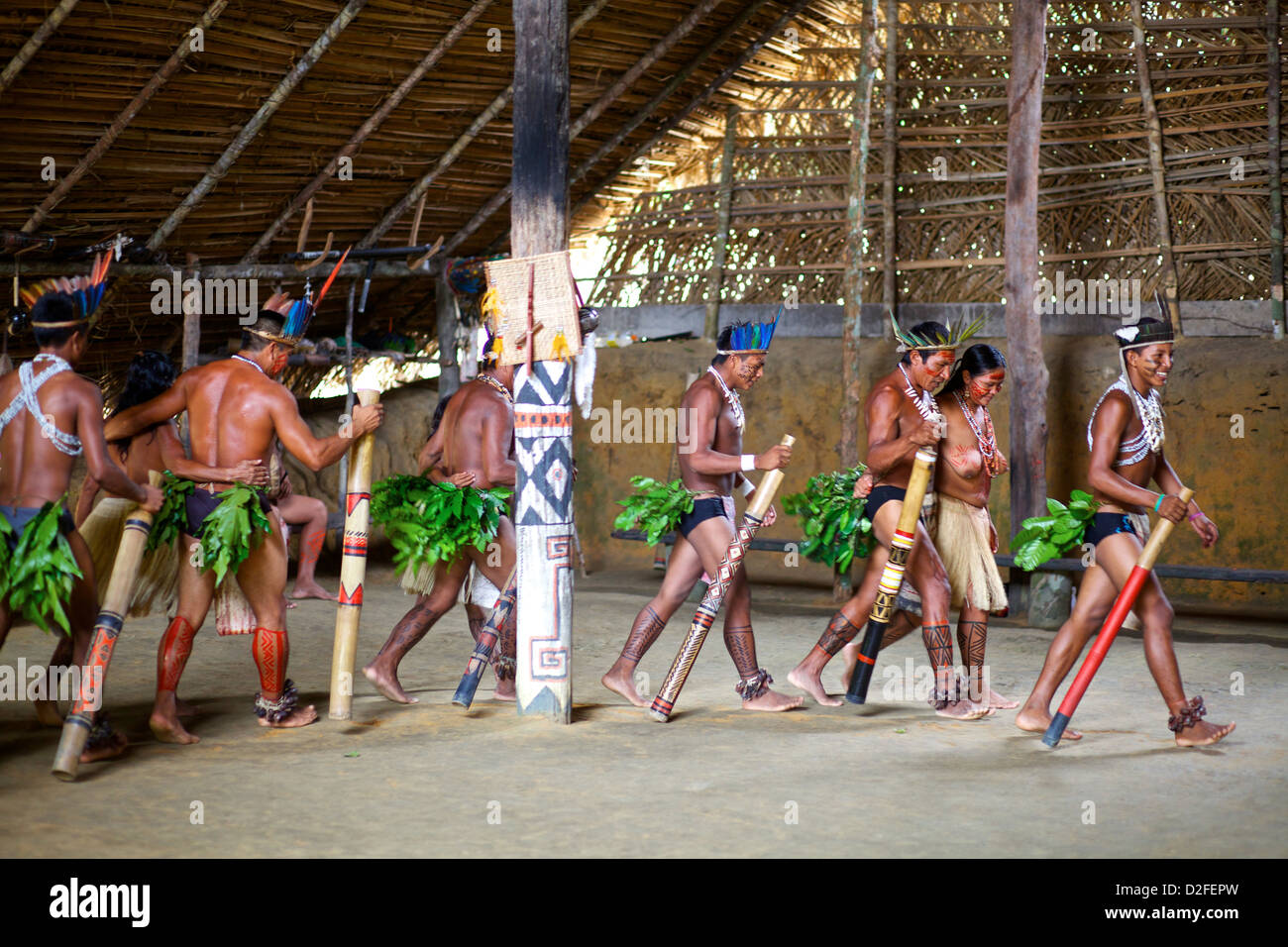 Amazon tribe dance fotografías e imágenes de alta resolución - Alamy