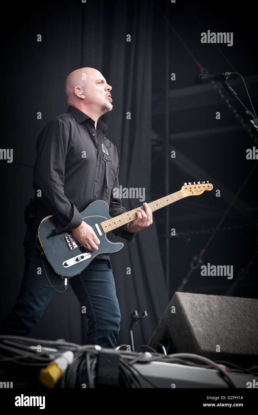 Los Stranglers guitarrista y cantor BAZ WARNE en el escenario en el V Festival, Essex Foto de stock