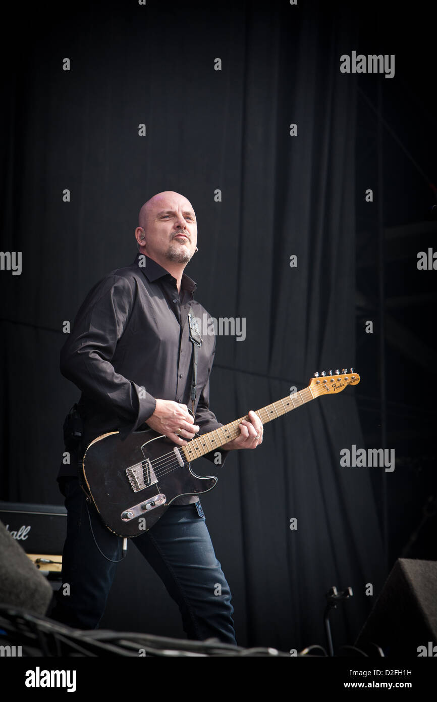 Los Stranglers guitarrista y cantor BAZ WARNE en el escenario en el V Festival, Essex Foto de stock