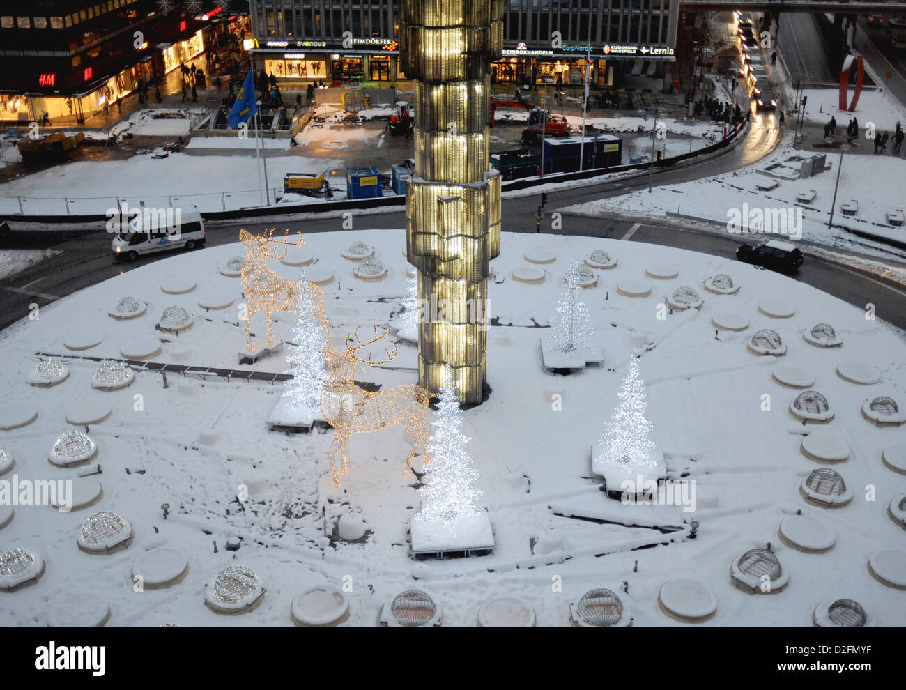 Sergels torg está cubierto con nieve en Estocolmo, Suecia, 14 de diciembre de 2012. Sergels torg es una plaza pública en el centro de Estocolmo, nombrado después de escultor Johan Tobias Sergel. Foto: Britta Pedersen Foto de stock