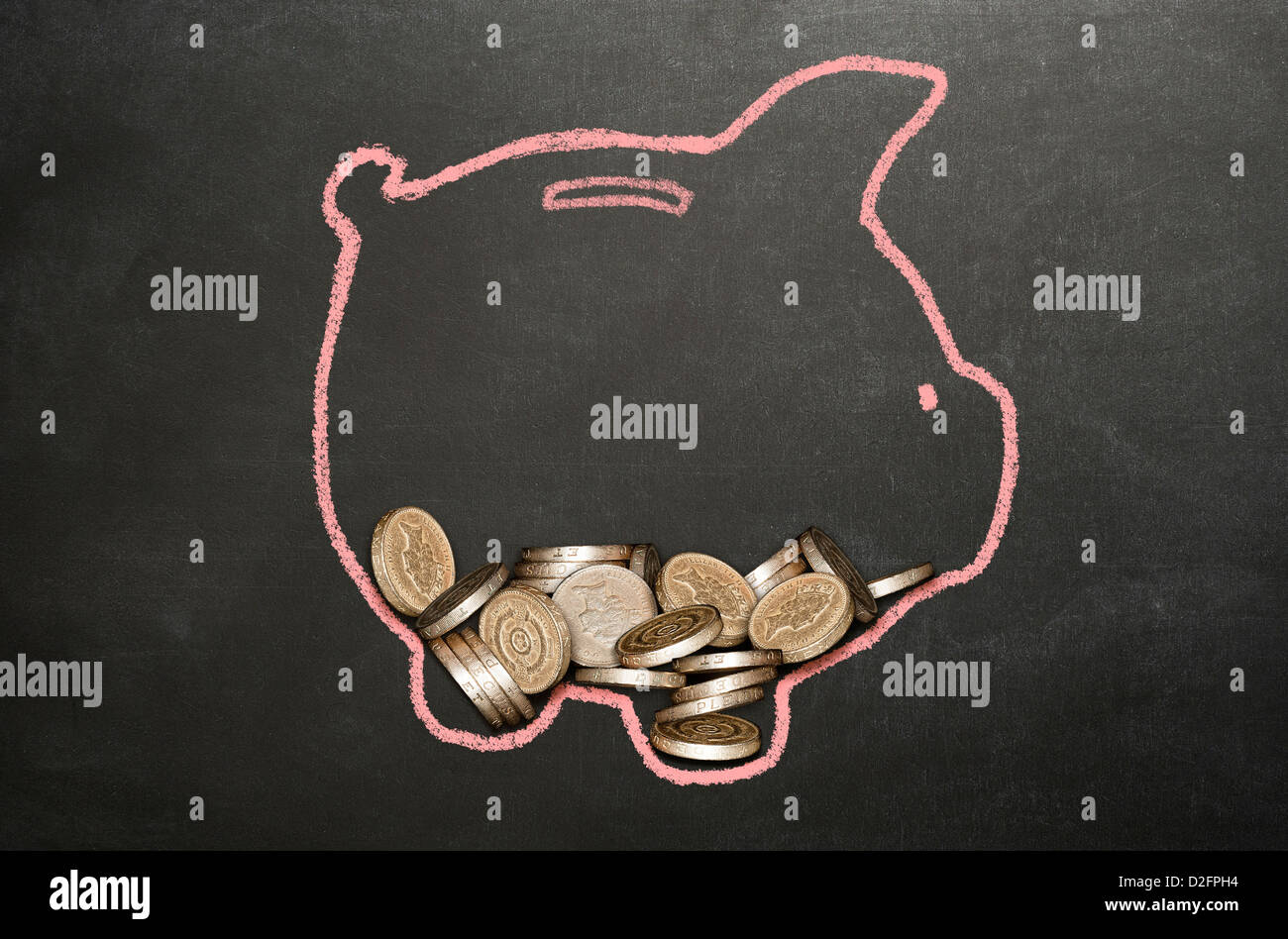 Dinero (Sterling) monedas en una alcancía dibujado en una pizarra Foto de stock