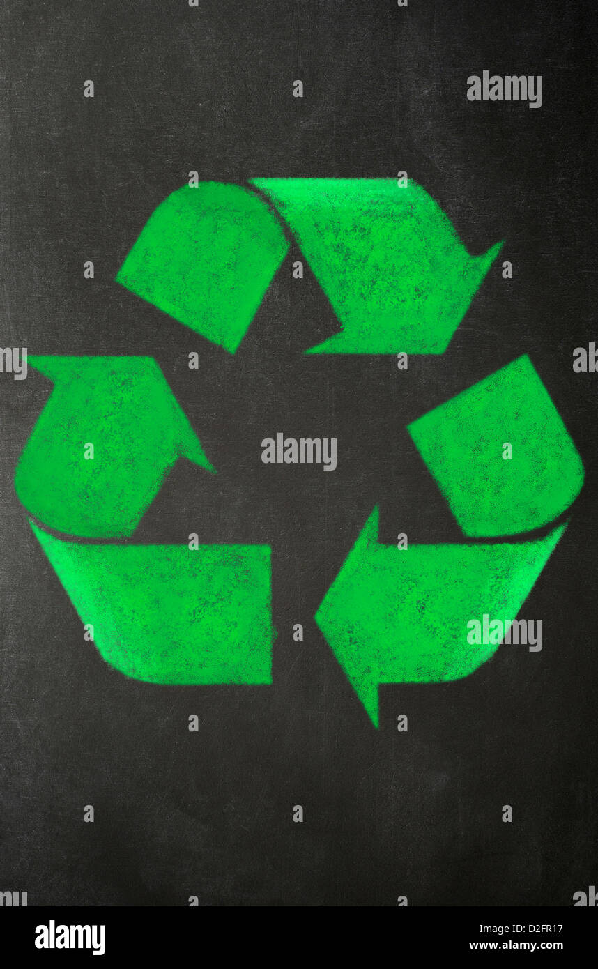 Papelera de reciclaje símbolo dibujado en tiza sobre una pizarra verde Foto de stock
