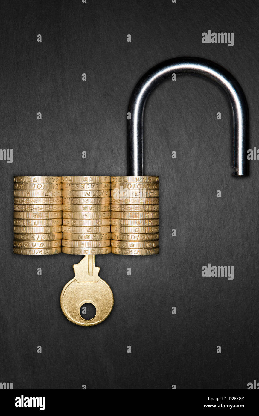 Seguridad Financiera / ahorro / ISA concepto - candado desbloqueado realizados forman pound monedas con una llave de oro insertado Foto de stock