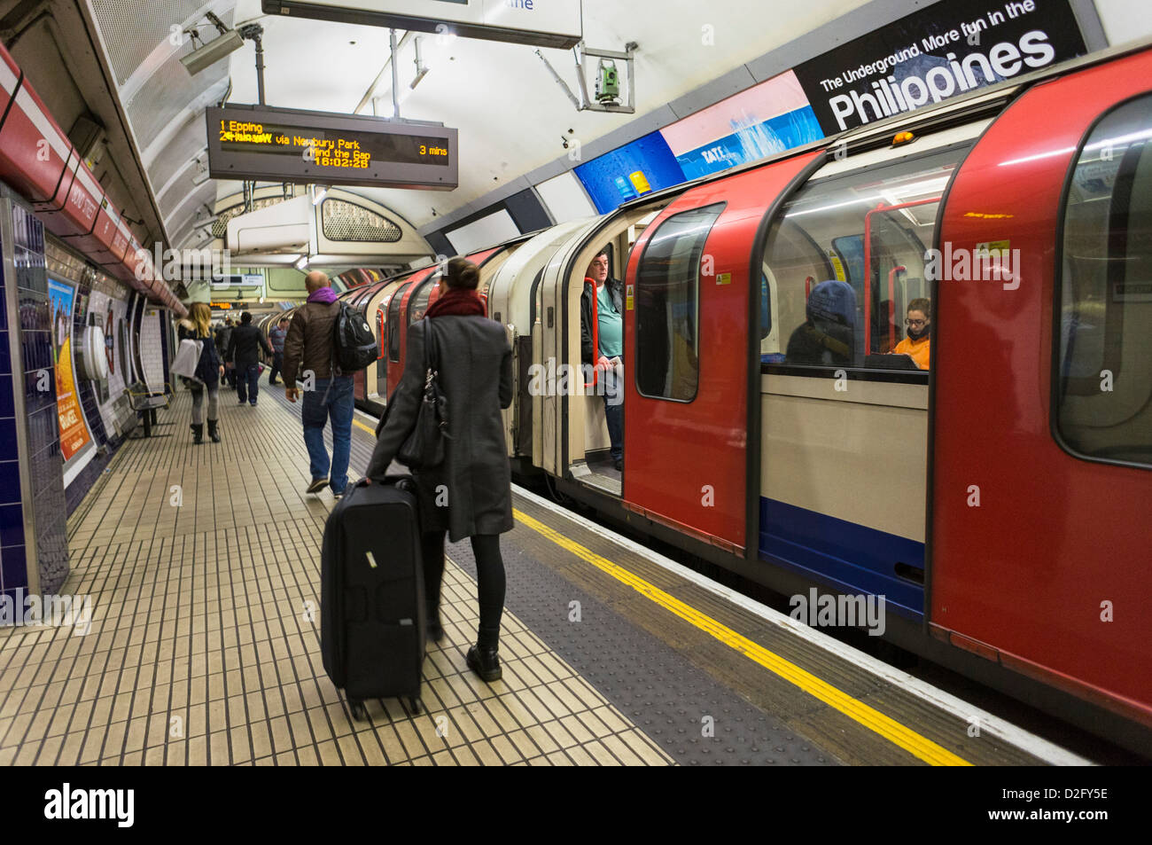 Plataforma de Metro de Londres, Inglaterra, Reino Unido - Tubo tren y pasajeros Foto de stock