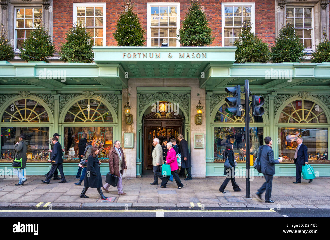 Entrada frontal de la famosa tienda de departamentos de lujo, Fortnum y Mason, en Piccadilly, Londres, Reino Unido. Foto de stock