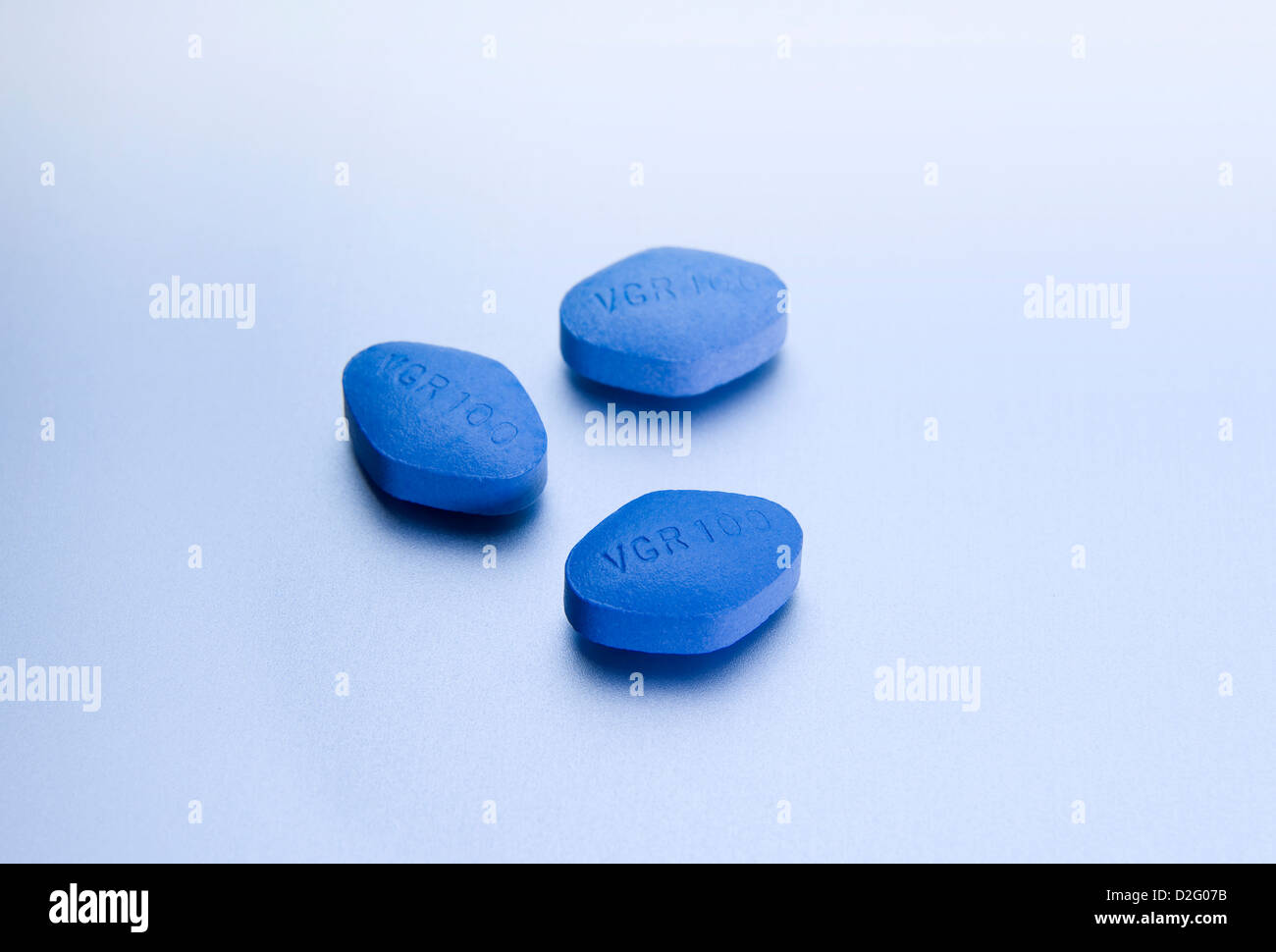 Detalle de cerca de 100 mg de Sildenafil Citrate Pfizer viagra pastillas que tratar la disfunción eréctil, en un fondo plateado Foto de stock