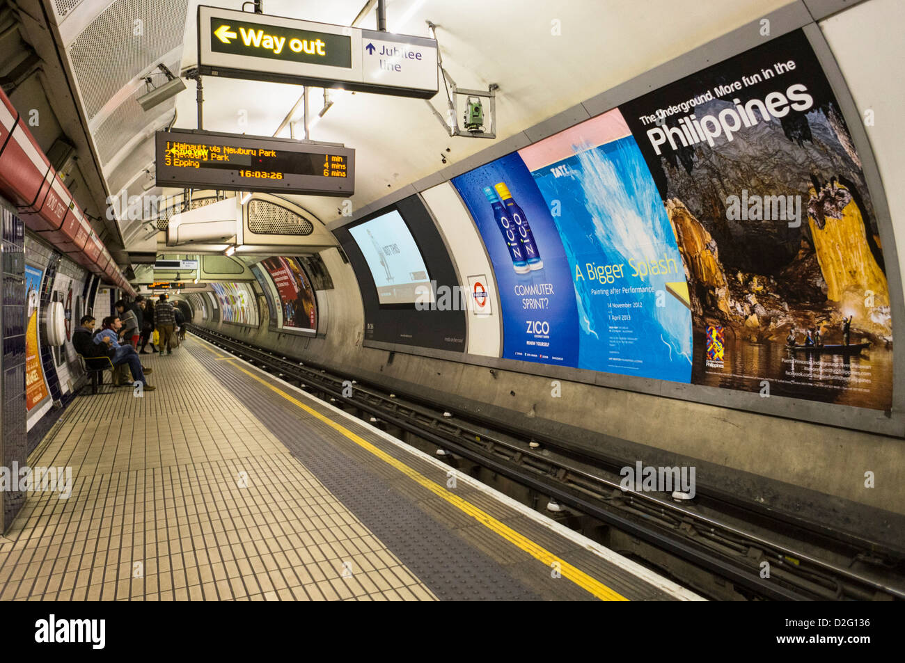 La plataforma del metro de Londres, Inglaterra, Reino Unido. Foto de stock