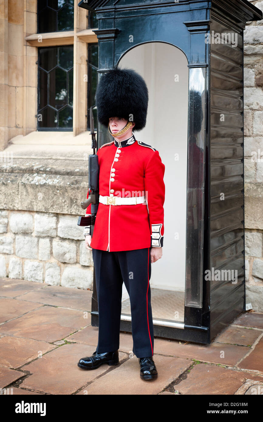 Un solitario guardia de escoceses en la Torre de Londres, que custodiaban la entrada a la joya de la casa donde se guardan las Joyas de la corona Foto de stock