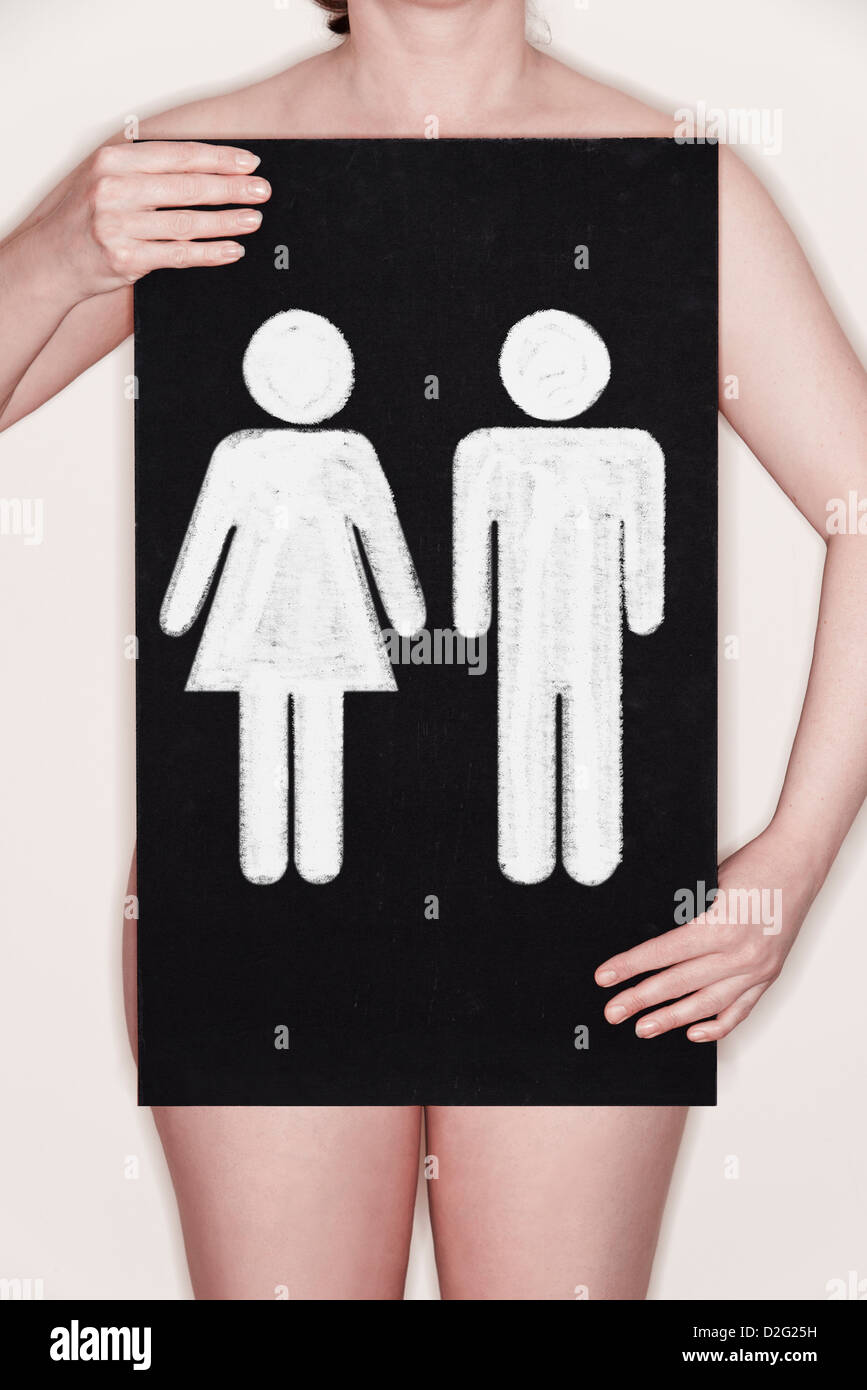 Mujer sosteniendo una pizarra con símbolos masculinos y femeninos - Género / Reproducción / FIV / diseñador bebé concepto Foto de stock