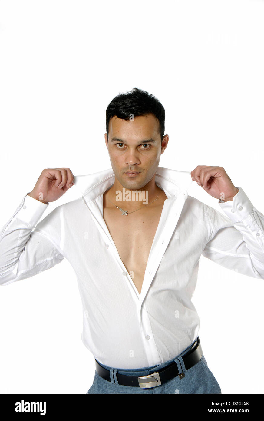Hombre sujetando el collar de la camisa blanca abierta y pecho desnudo de  aspecto serio en la cámara Fotografía de stock - Alamy