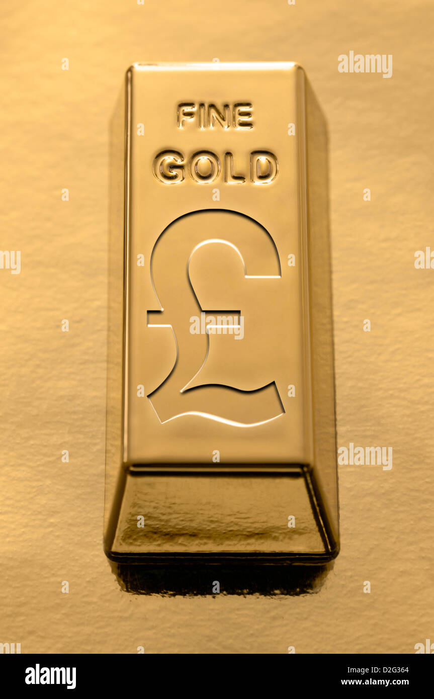 Barra de oro con el símbolo de libra esterlina grabadas en ella sobre un fondo de oro Foto de stock