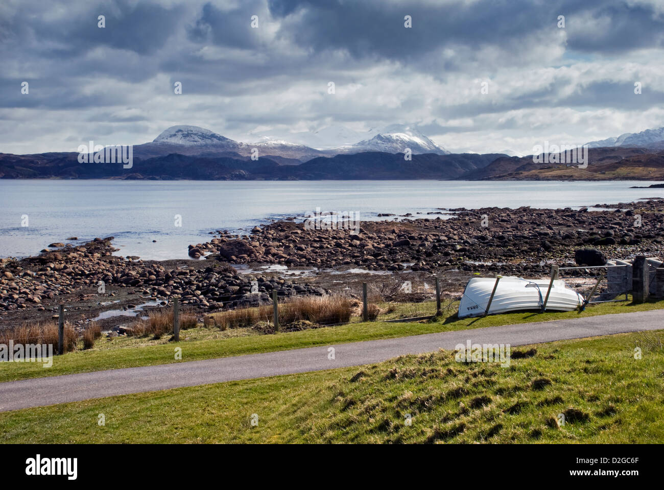 Mirando a través de la bahía de Gruinard Mellon Udrigle, Laide, Wester Ross, en Escocia pero soleado día nublado Foto de stock