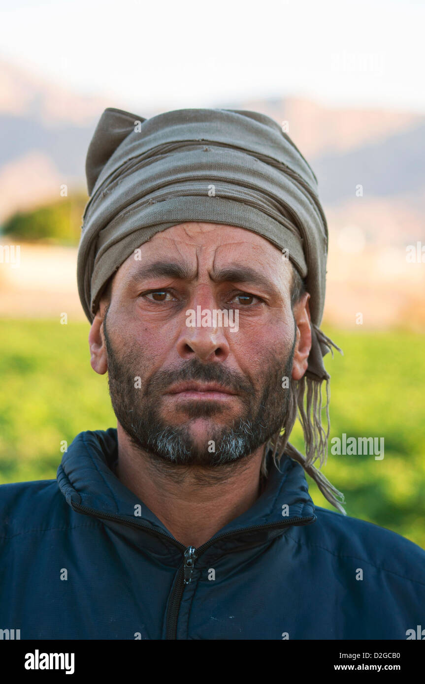 Agricultor árabe en la granja del valle de Jordania Foto de stock