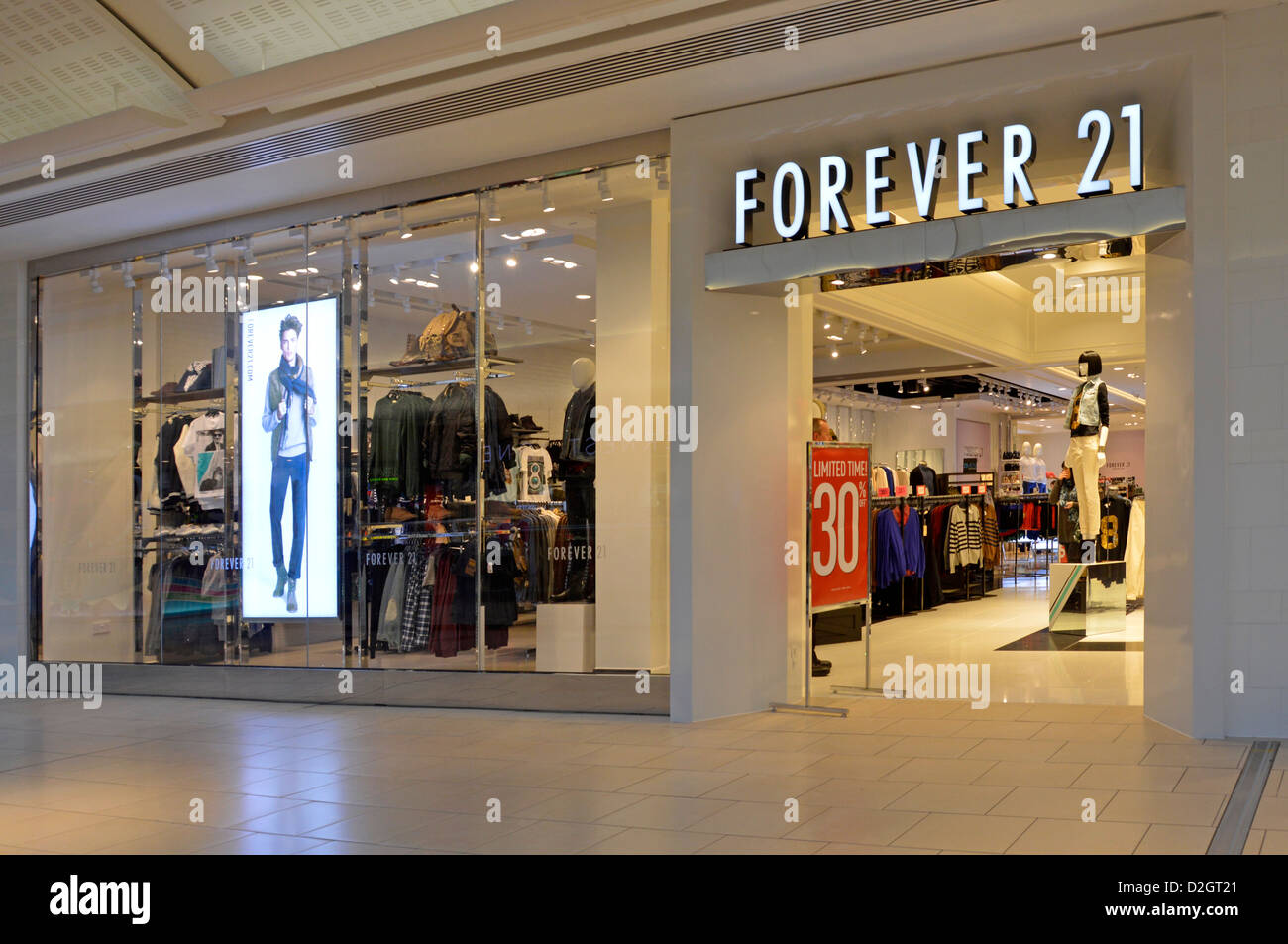 Forever 21 ropa tienda venta de cristal delantero en shopping mall Foto de stock
