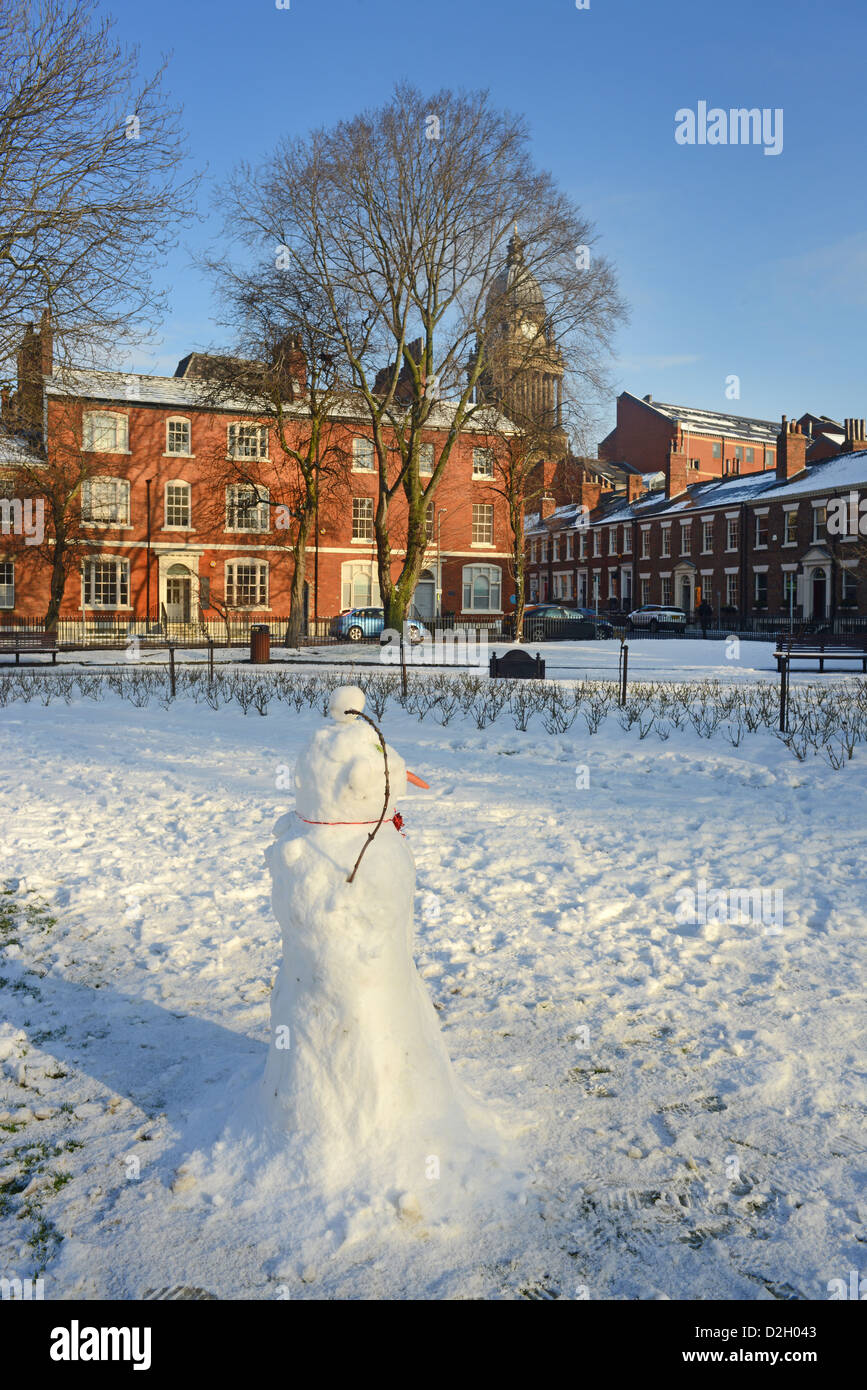 Muñeco de nieve en park plaza Leeds ayuntamiento construido en 1858 diseñado por Cuthbert Broderick, invierno,Yorkshire, Reino Unido Foto de stock