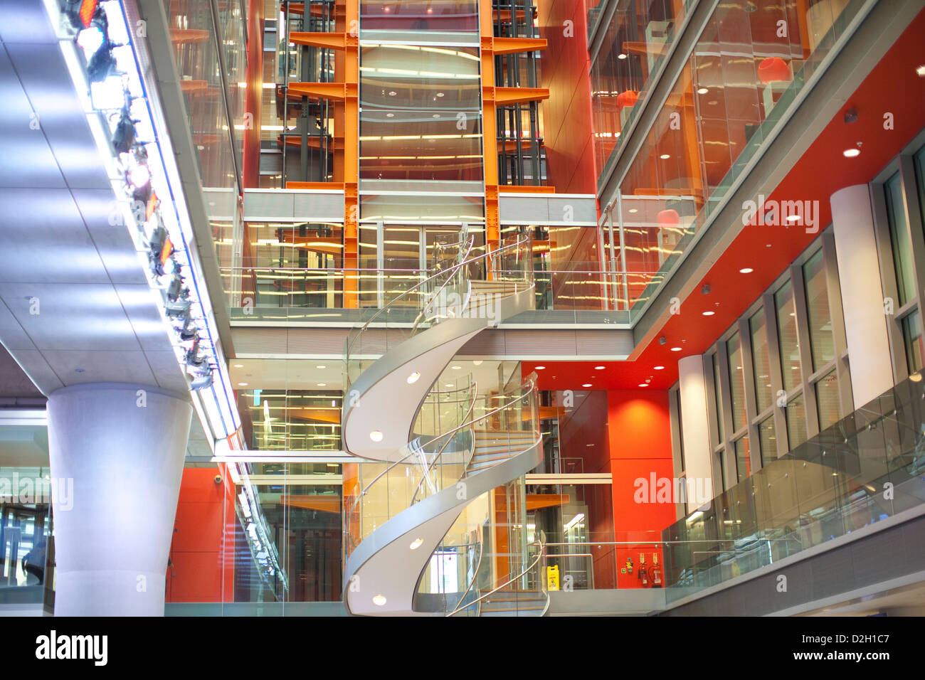 Cubo de high-tech de la BBC Global News newsroom, British Broadcasting House, Portland Place, Londres, Reino Unido. Foto de stock