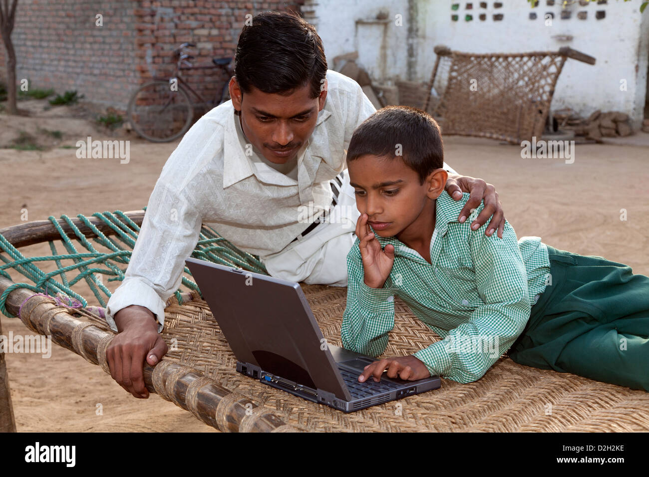 La India, Uttar Pradesh, Agra, niña en uniforme escolar y edad adulta