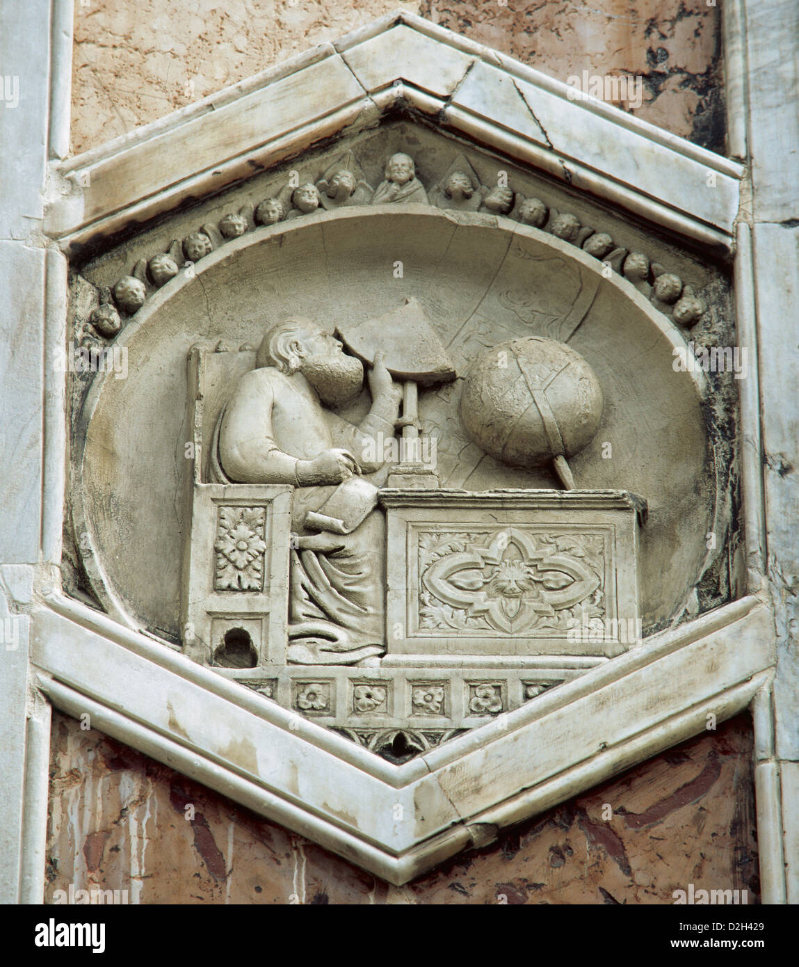 Gionitus. Inventor de la Astronomía, (1334-1336). Alivio en el exagonal paneles del campanile de la Catedral de Florencia. Italia. Foto de stock