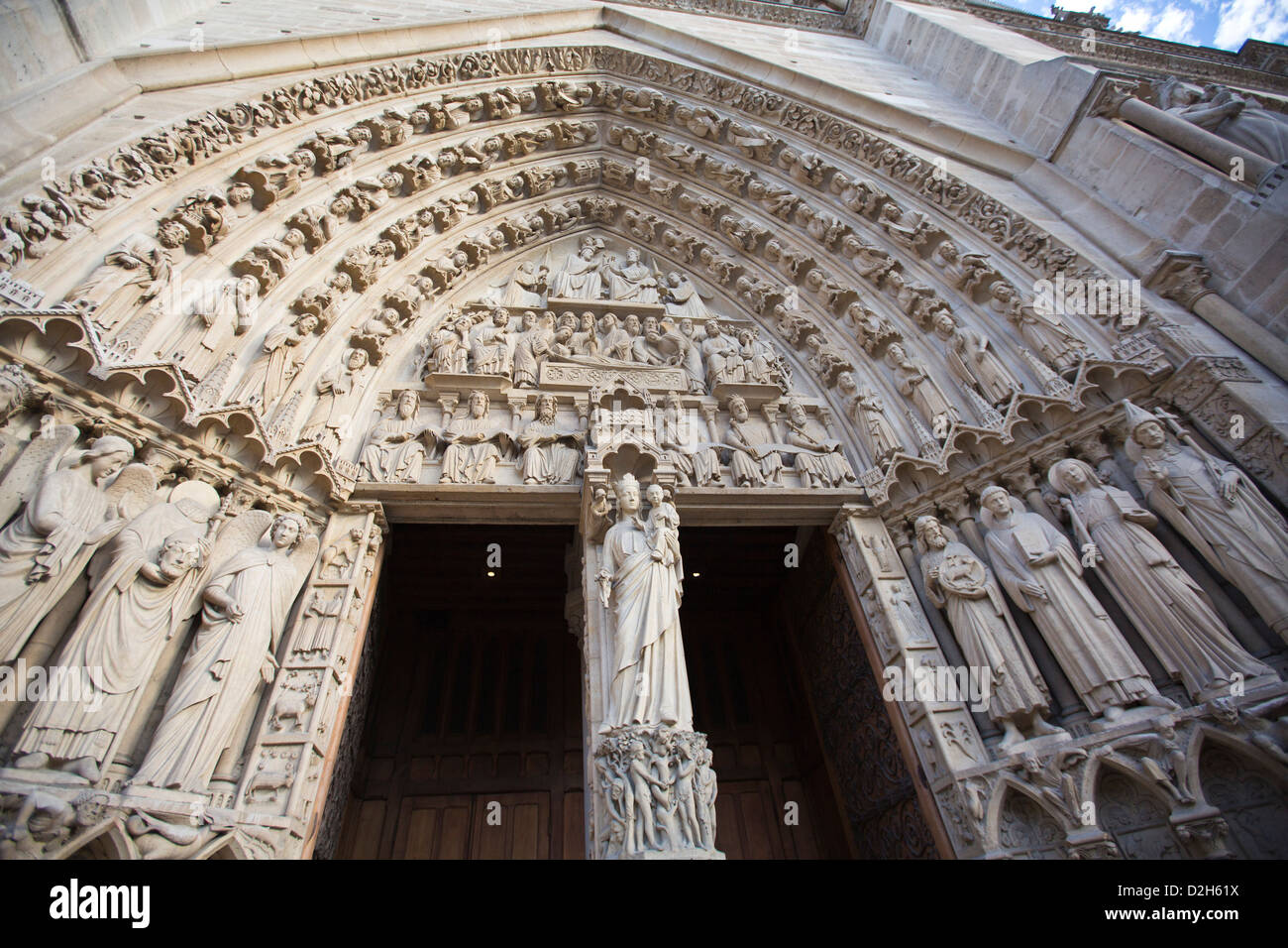 Catedral de Notre Dame, detalles de la puerta de la fachada occidental, París Francia 122540 Notre Dame Foto de stock