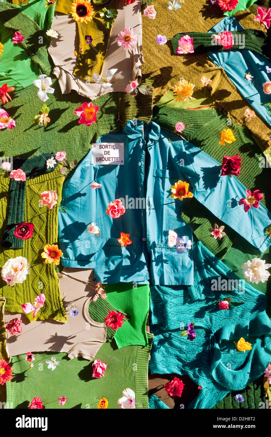 Puerta de garaje ropa y decorado con flores de plástico - Francia  Fotografía de stock - Alamy