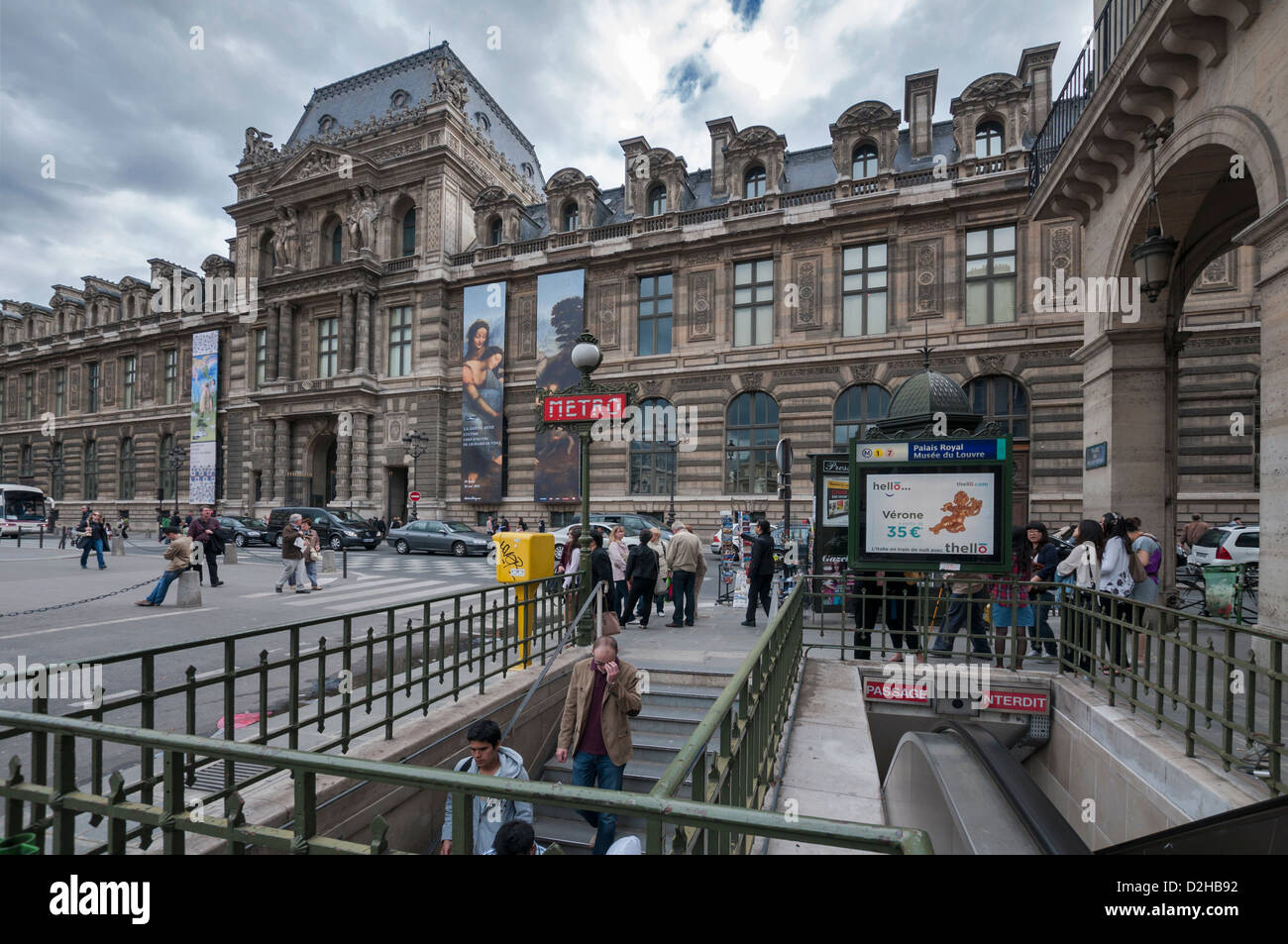 El Museo del Louvre en París, Francia Foto de stock