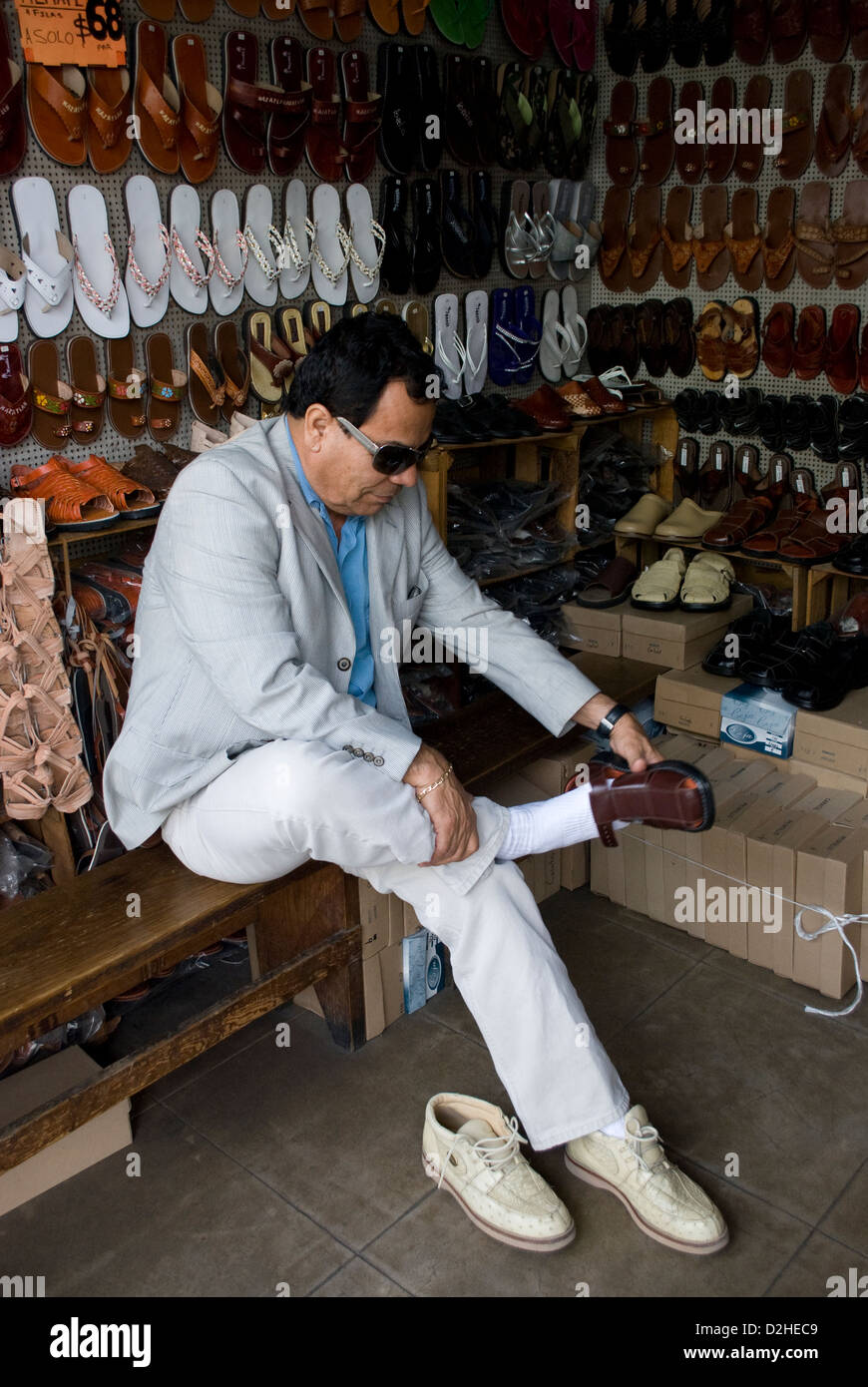 Un cliente tratando de zapatos en una zapatería, Mazatlán, Sinaloa, México  Fotografía de stock - Alamy
