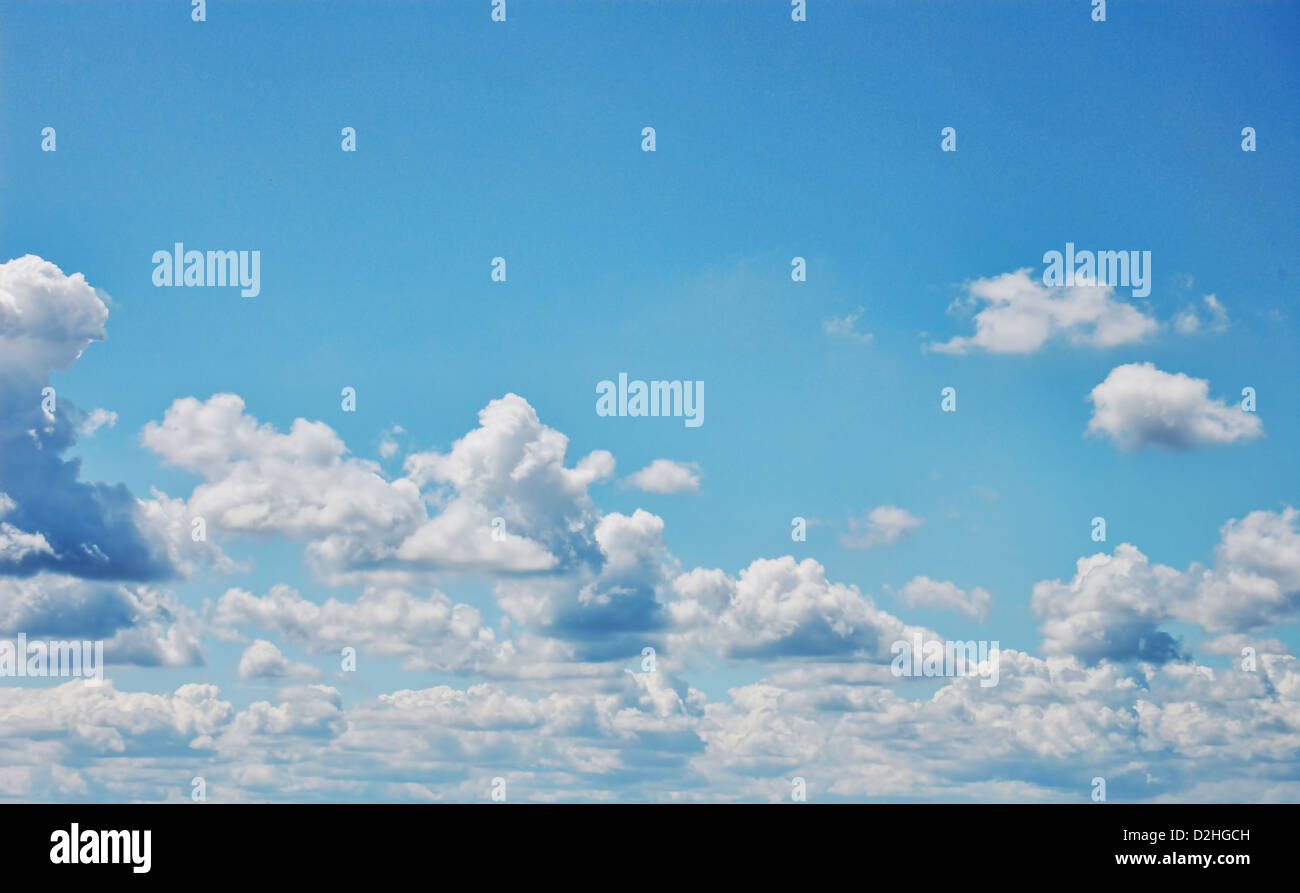 El cielo azul con nubes blancas mullidas. Gran formato. Imagen fotográfica. Foto de stock