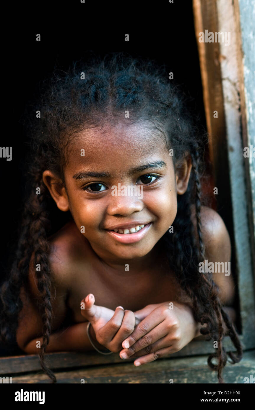 Niñito en casa de pueblo, el infierno-ville, nosy-Be, Madagascar Foto de stock
