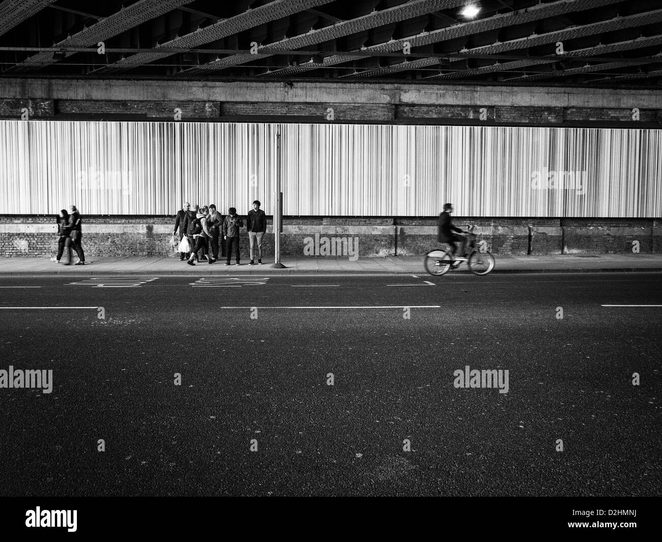 Parada de autobús debajo del puente con pintura art decó Foto de stock