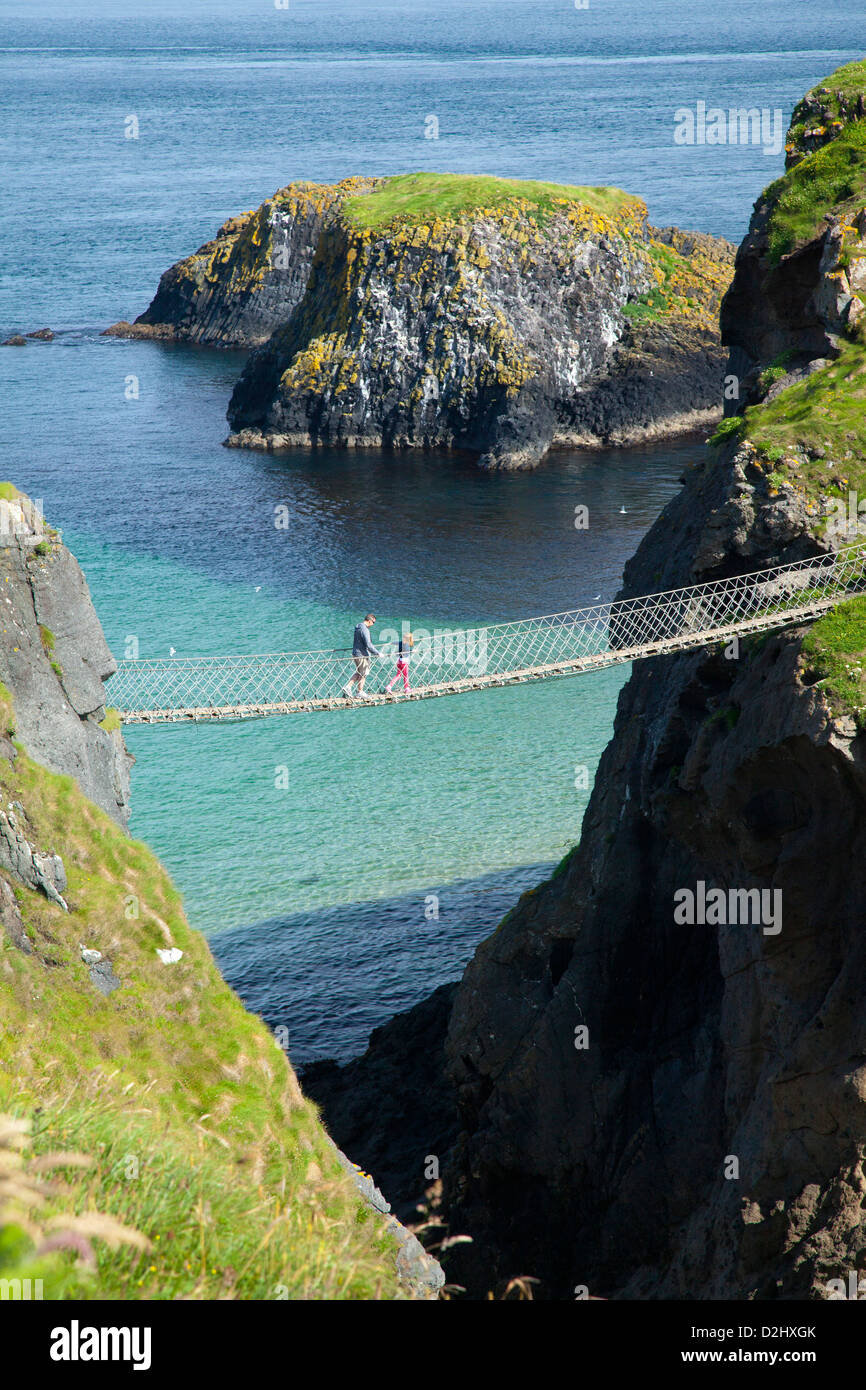 La gente cruzar Carrick-A-Rede Rope Bridge, Condado de Antrim, Irlanda del Norte. Foto de stock