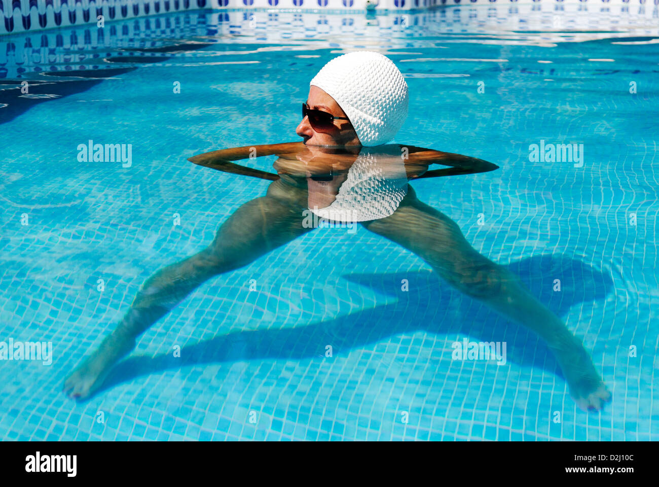 Mujer desnuda vestidas de blanco gorro de piscina está amplia piscina  exterior con patas Fotografía de stock - Alamy