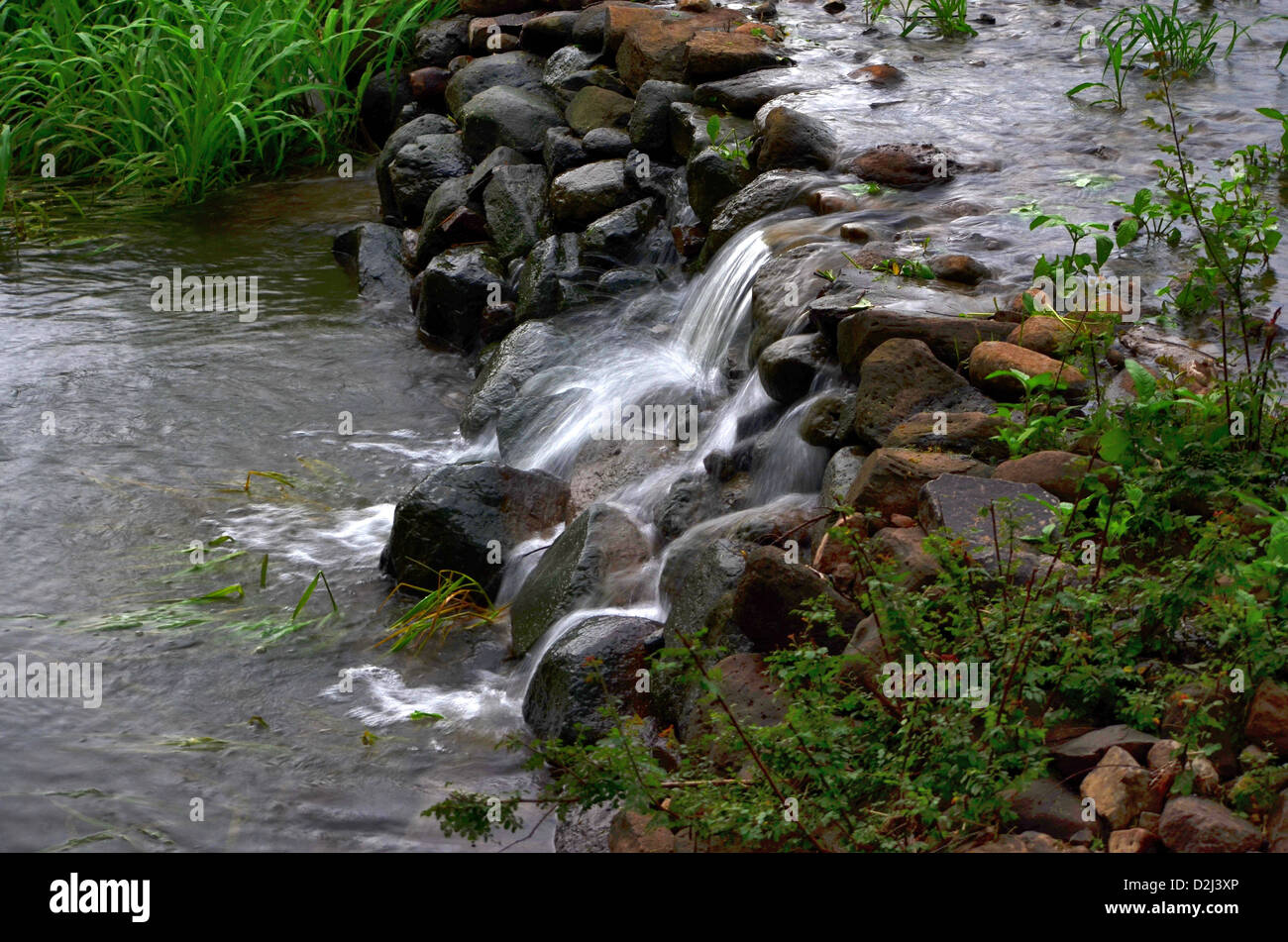 La pequeña corriente de agua, Pirangut, Pune Foto de stock